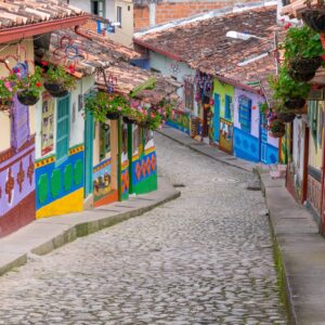 guatape-colombia-typically-colourful-buildings-guatape-colombia